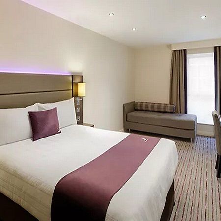 Premier Inn Manchester Чедл Экстерьер фото