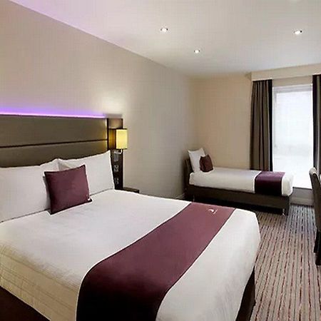 Premier Inn Manchester Чедл Экстерьер фото