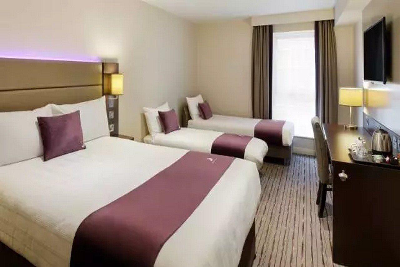 Premier Inn Manchester Чедл Экстерьер фото