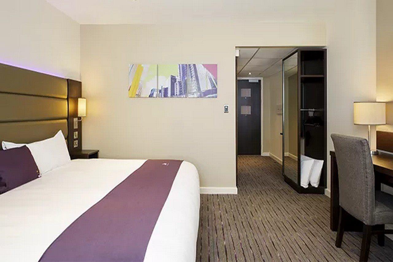 Premier Inn Manchester Чедл Экстерьер фото