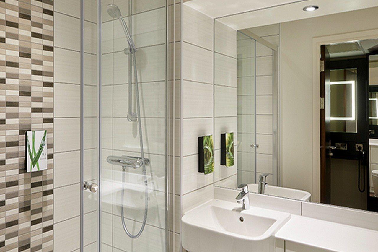 Premier Inn Manchester Чедл Экстерьер фото
