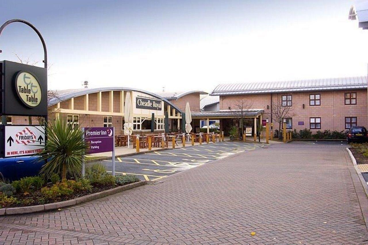 Premier Inn Manchester Чедл Экстерьер фото