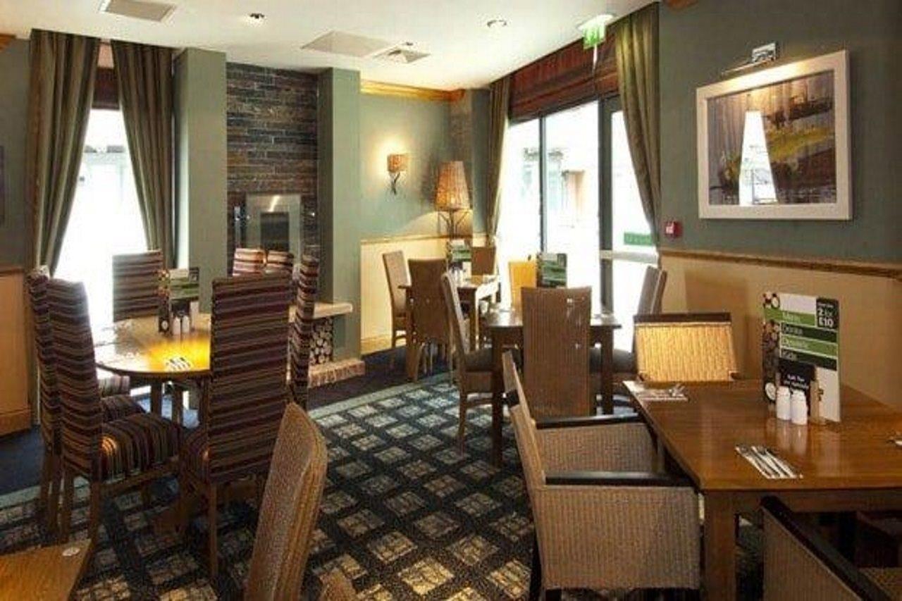 Premier Inn Manchester Чедл Экстерьер фото