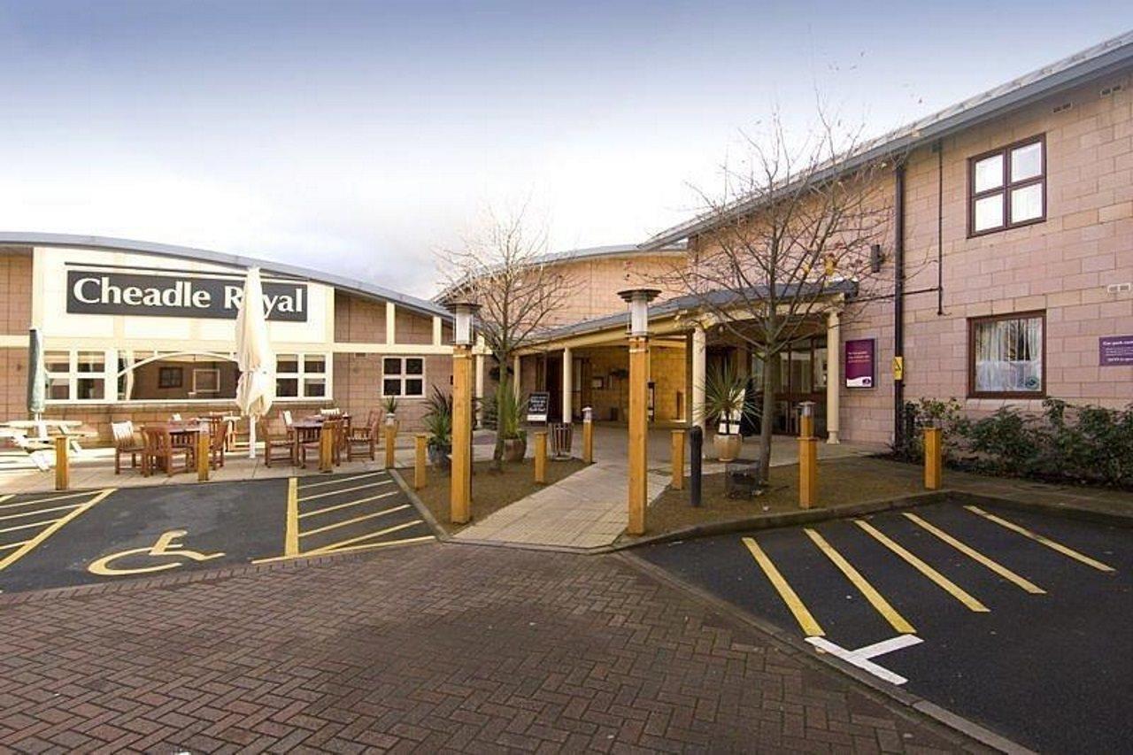 Premier Inn Manchester Чедл Экстерьер фото