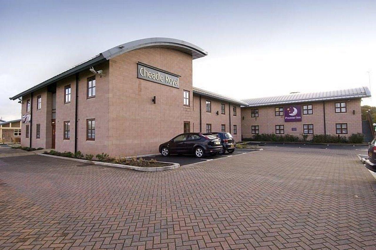 Premier Inn Manchester Чедл Экстерьер фото