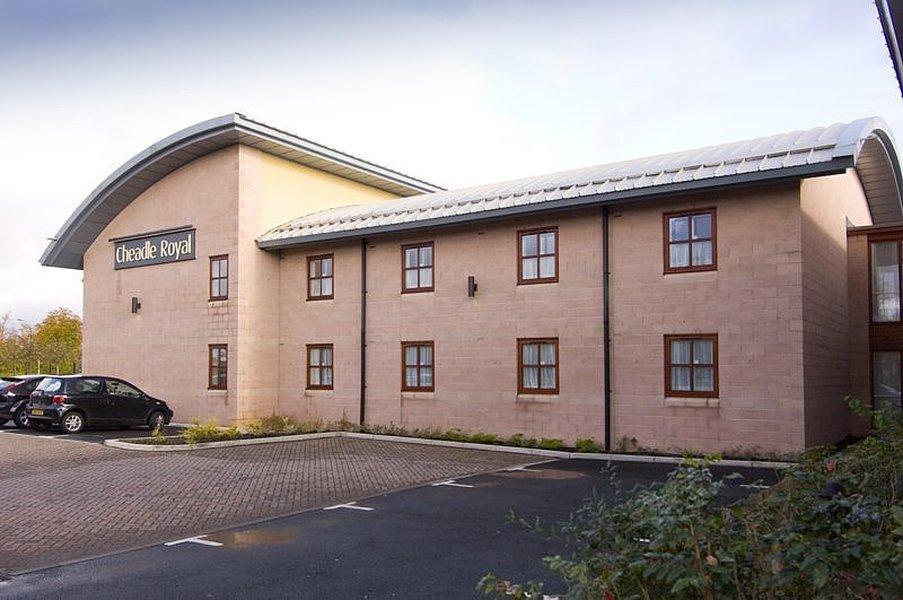 Premier Inn Manchester Чедл Экстерьер фото