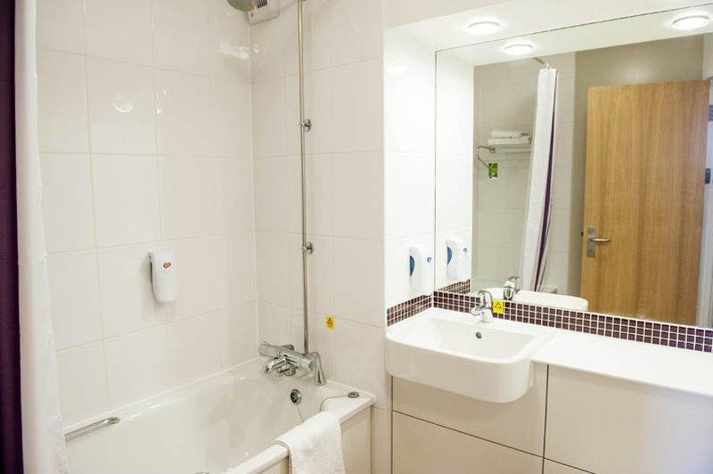 Premier Inn Manchester Чедл Экстерьер фото