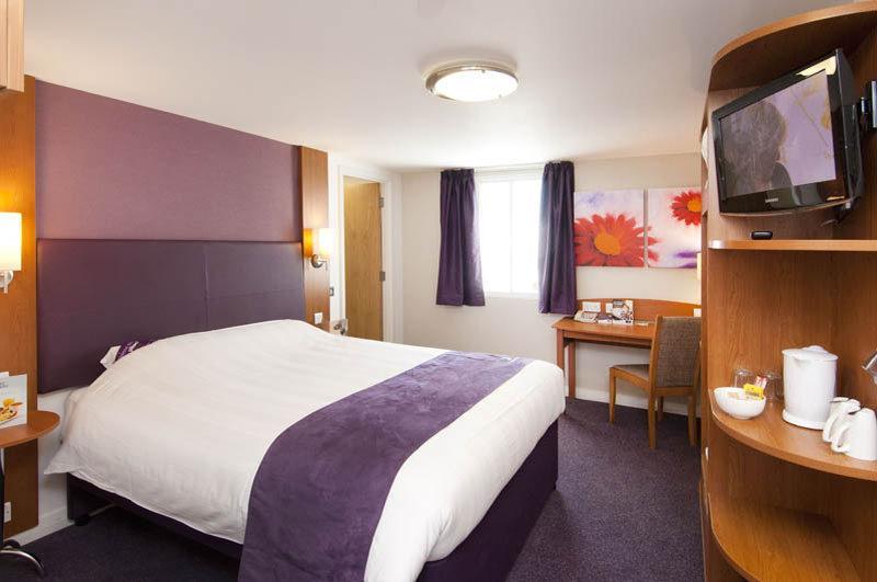 Premier Inn Manchester Чедл Экстерьер фото