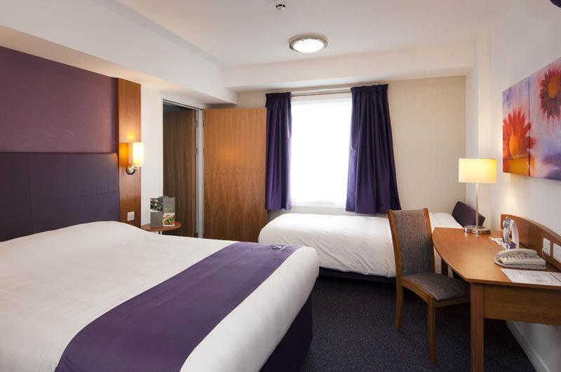 Premier Inn Manchester Чедл Экстерьер фото