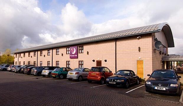 Premier Inn Manchester Чедл Экстерьер фото