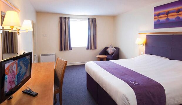 Premier Inn Manchester Чедл Экстерьер фото